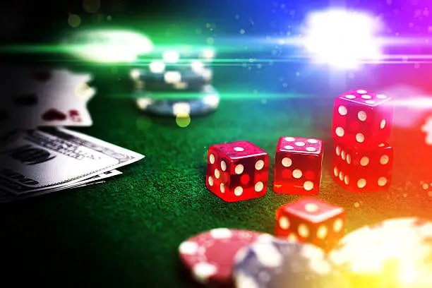 Pengguna membaca panduan deposit di ponsel